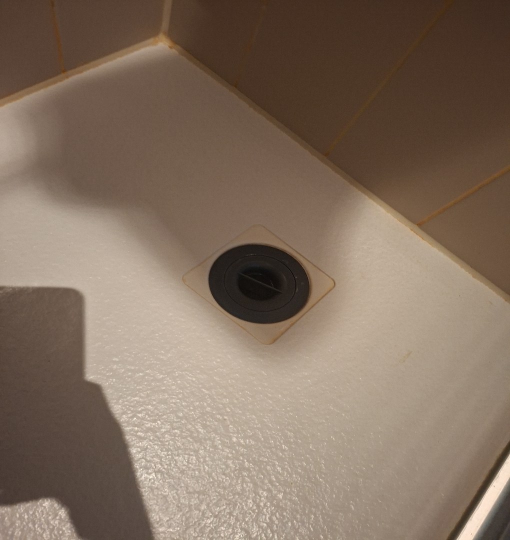 Douchebak met afvoerputje, gefotografeerd door de housekeeper