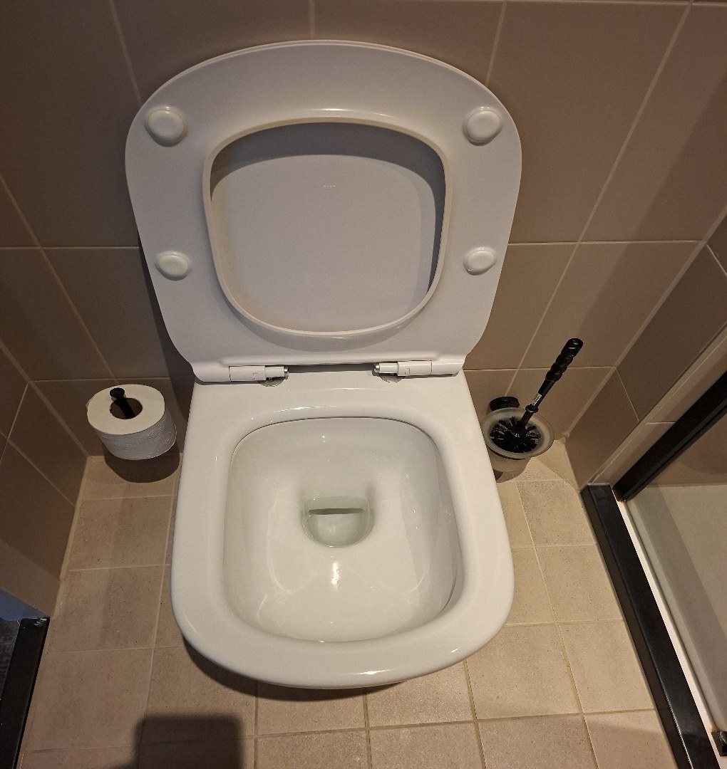 Toilet in een hotelbadkamer, gefotografeerd door de housekeeper